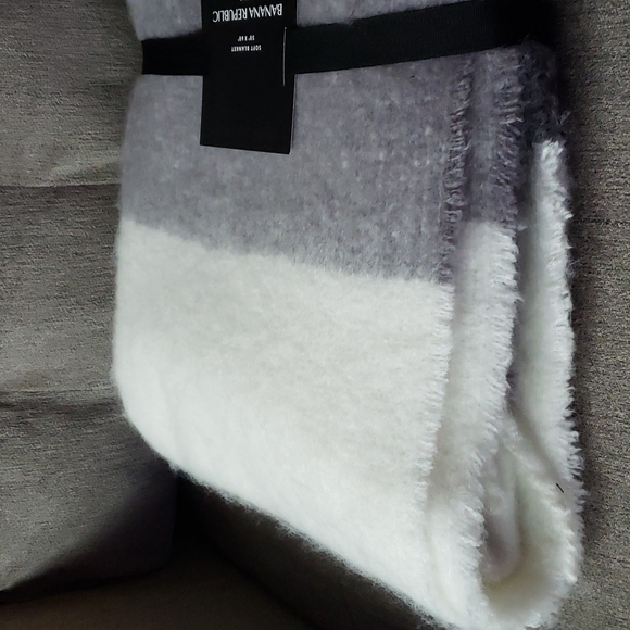 Banana Republic 50" x 60" Soft Blanket NWT Gray White - Picture 5 of 13